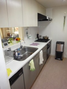 色と光の演出で日常のワンシーンを楽しむキッチンに